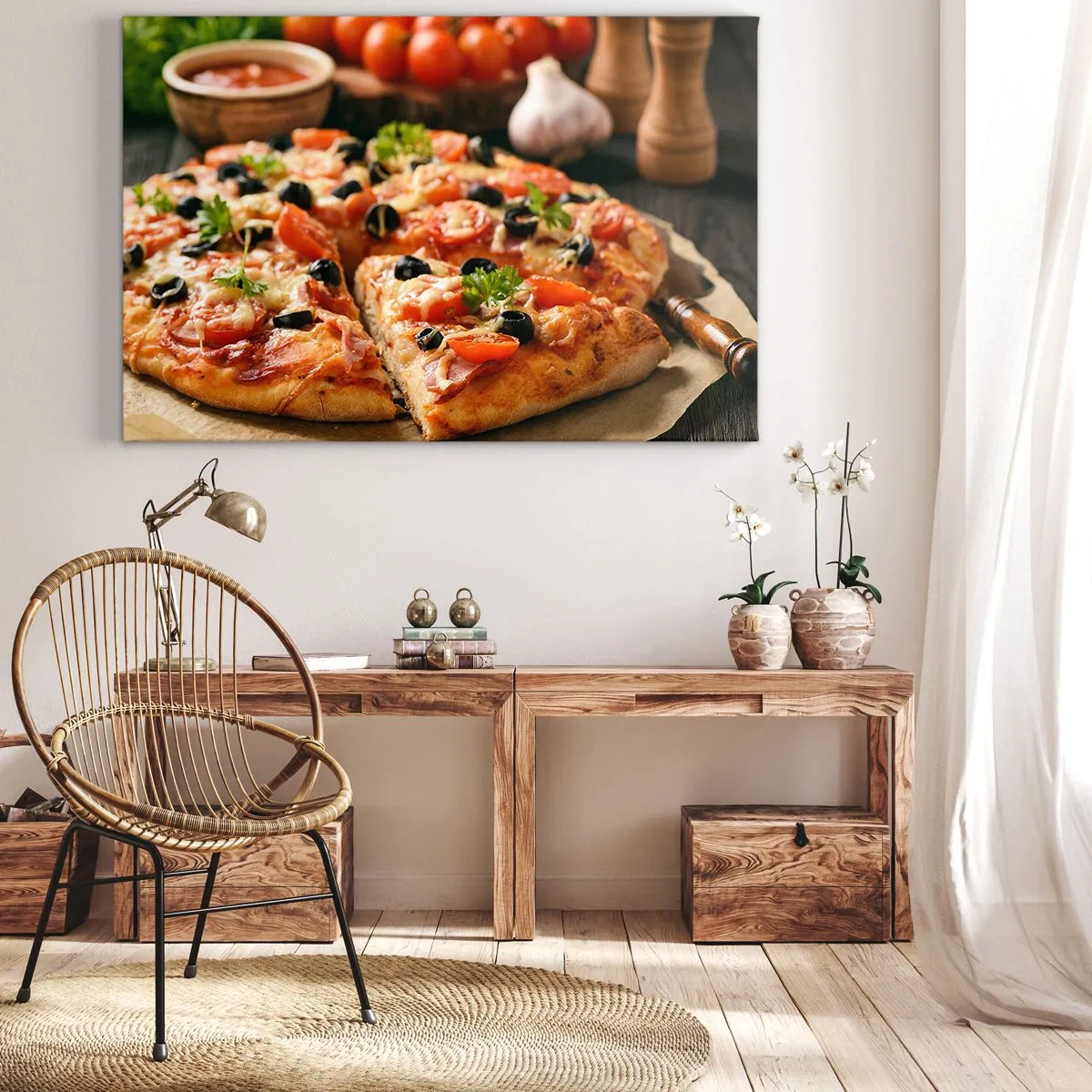 Impression sur toile - Image sur toile - Pizza aux tomates, olives et herbes fraîches sur la table - 100x70cm - Tu t'en es encore tiré - Décoration murale moderne pour le salon et la chambre ARTTOR