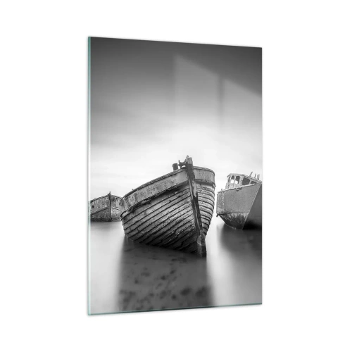 Impression sur verre - Image sur verre - Bateaux abandonnés sur une eau calme en noir et blanc - 50x70cm - Cùest déjà un souvenir... - Décoration murale moderne pour le salon et la chambre ARTTOR