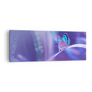 Impression sur toile - Image sur toile - Un délicat papillon bleu sur une tige dans une lumière violette - 140x50cm - Un joyau de la nature - Décoration murale moderne pour le salon et la chambre ARTTOR