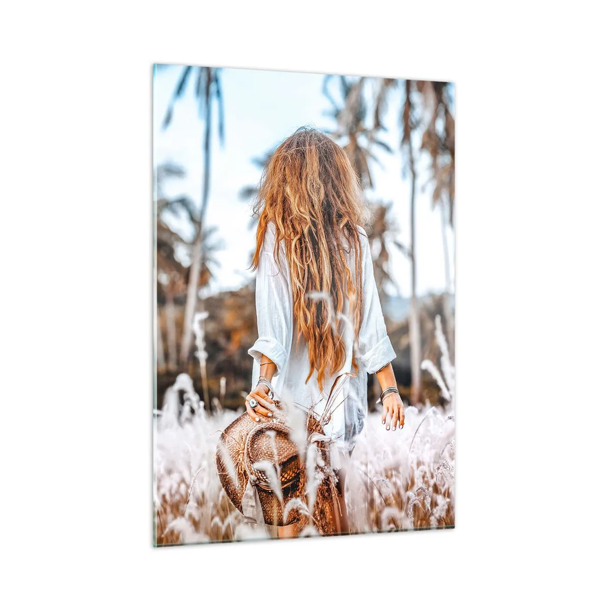 Impression sur verre - Image sur verre - Une femme dans l'herbe avec un chapeau à la main sur fond de palmiers - 50x70cm - Né de peluches d'herbe - Décoration murale moderne pour le salon et la chambre ARTTOR