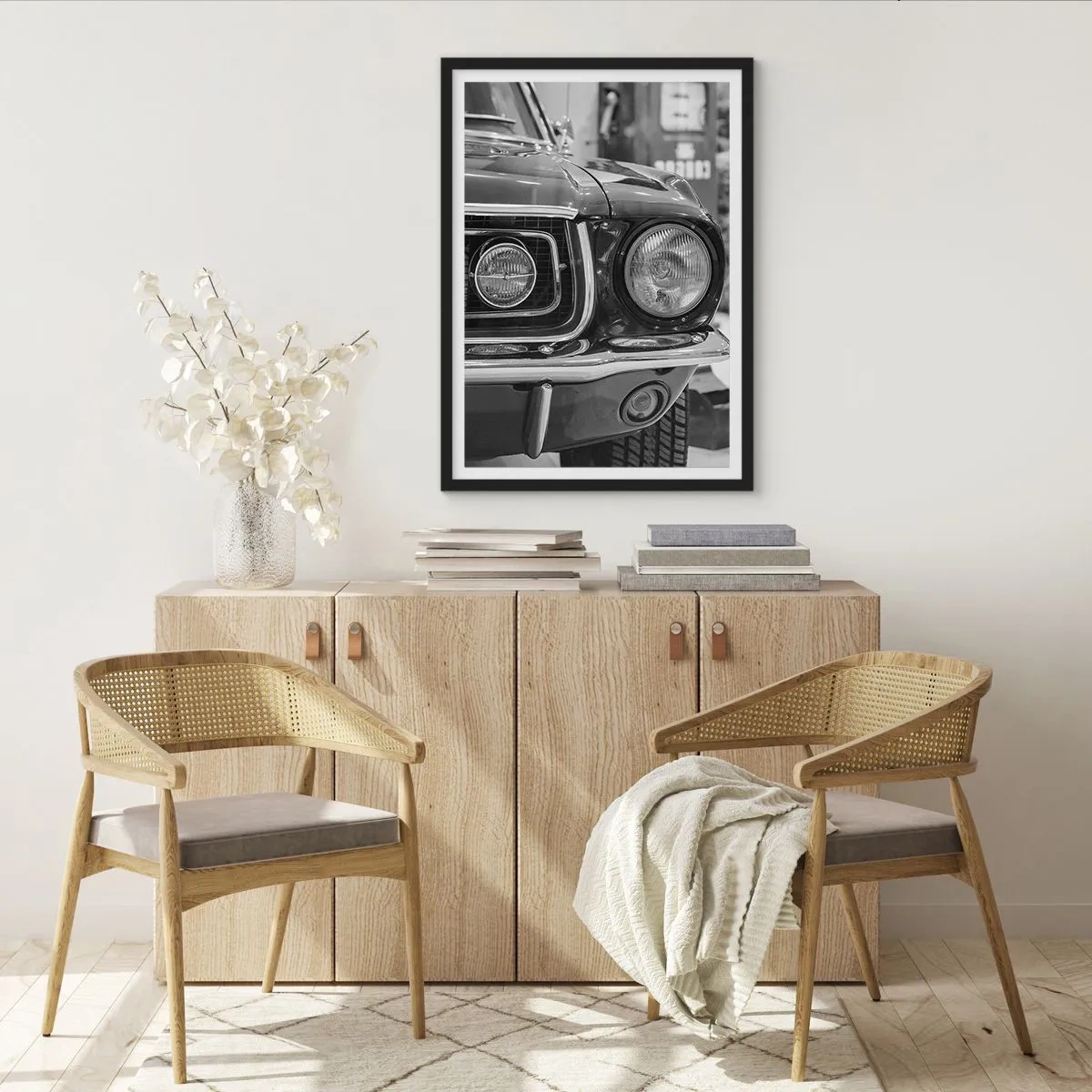 Affiche dans un cadre noir - Poster - Gros plan noir et blanc de l'avant d'une voiture classique - 50x70cm - Conduire dur - Décoration murale moderne pour le salon et la chambre ARTTOR