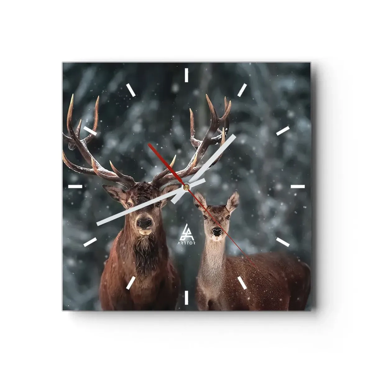 Horloge murale - Pendule murale - Cerf dans une forêt d'hiver enneigée - 30x30cm - Le roi de la forêt avec sa femme - Décoration murale moderne pour le salon et la chambre ARTTOR