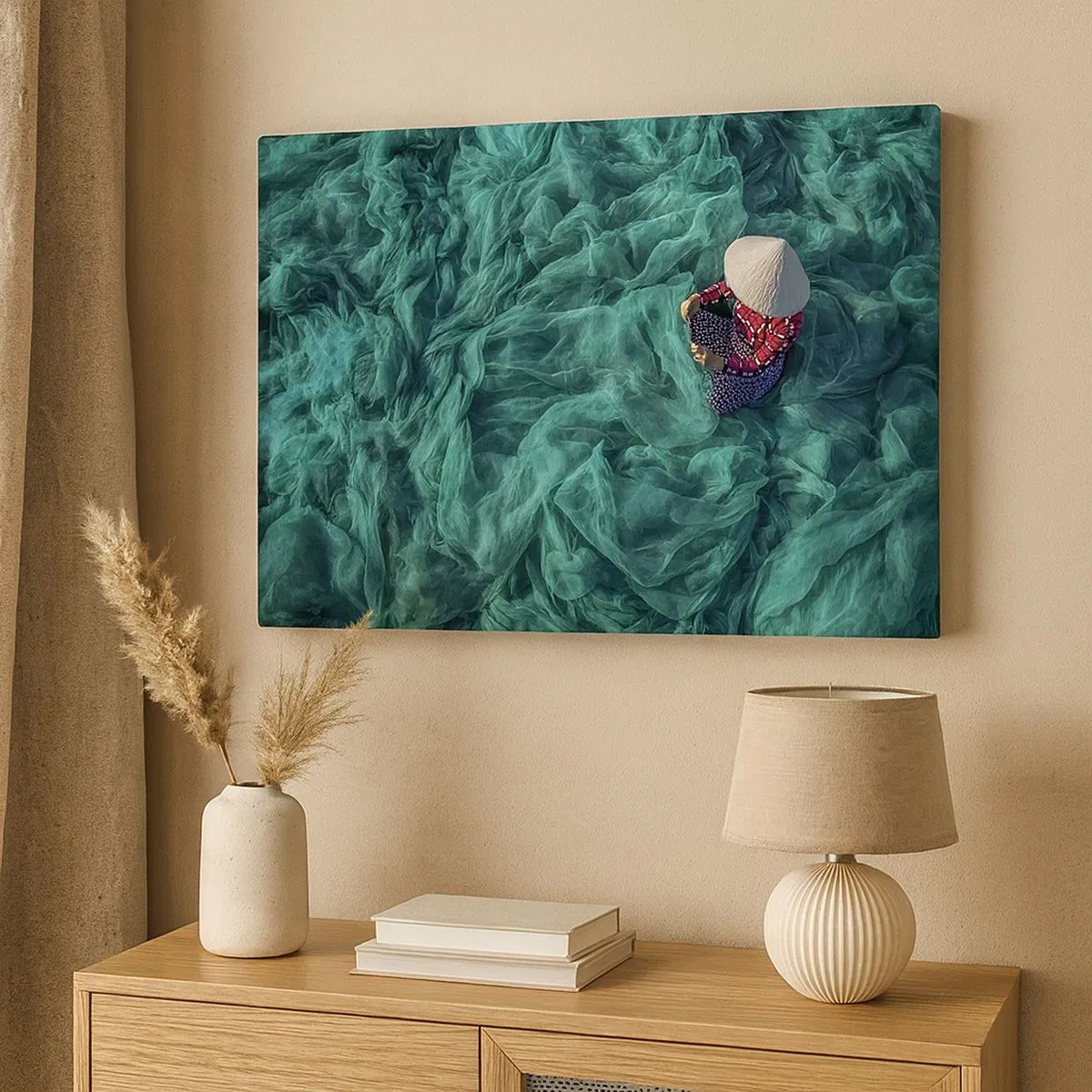 Impression sur toile - Image sur toile - Une personne avec un chapeau parmi des filets de pêche verts - 70x50cm - Dans une mer de filet - Décoration murale moderne pour le salon et la chambre ARTTOR