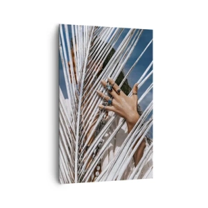 Impression sur toile - Image sur toile - Une femme cachée derrière des feuilles de palmier avec des bagues aux mains. - 80x120cm - Fille de chaman ? - Décoration murale moderne pour le salon et la chambre ARTTOR