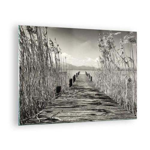 Impression sur verre - Image sur verre - Un pont en bois traverse l'herbe au-dessus d'un lac tranquille. - 70x50cm - Dans le calme de l'herbe - Décoration murale moderne pour le salon et la chambre ARTTOR