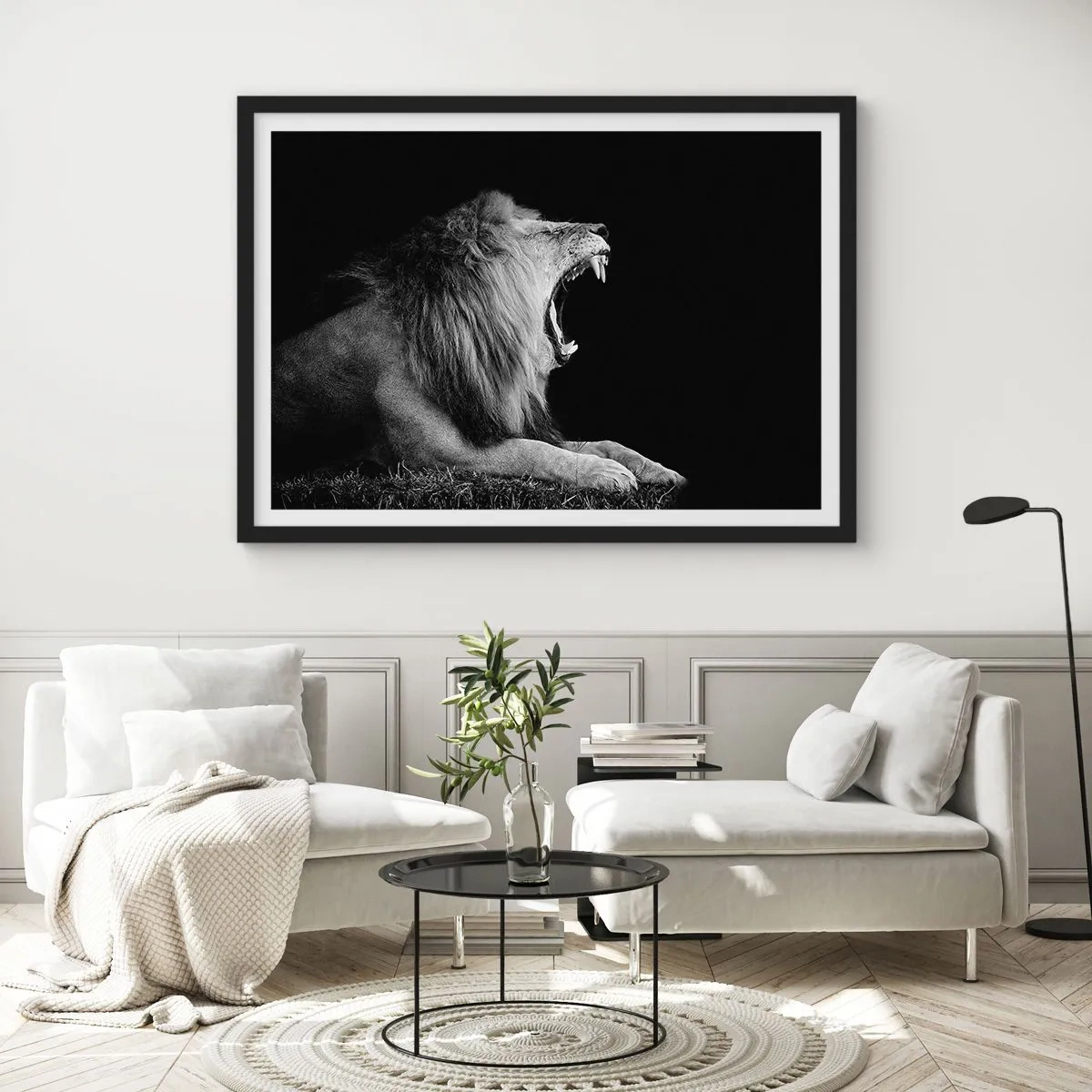 Affiche dans un cadre noir - Poster - Un lion rugissant sur fond noir dans des tons noir et blanc - 70x50cm - Sans aucun doute - Décoration murale moderne pour le salon et la chambre ARTTOR