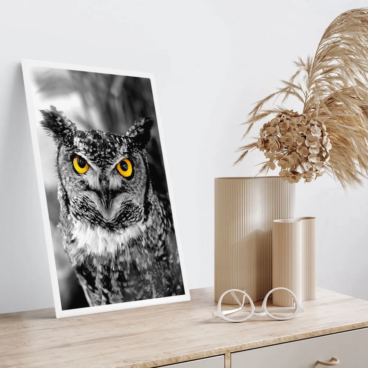 Affiche - Poster - Un hibou aux yeux jaunes sur fond noir et blanc - 50x70cm - Rien ne se cachera - Décoration murale moderne pour le salon et la chambre ARTTOR