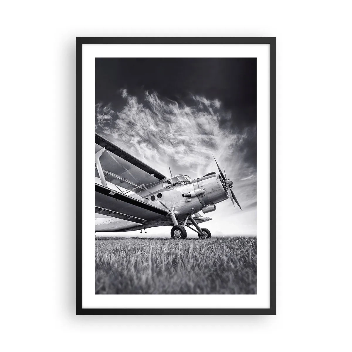 Affiche dans un cadre noir - Poster - Une image en noir et blanc d'un avion contre un ciel dynamique. - 50x70cm - Le pèlerin ailé - Décoration murale moderne pour le salon et la chambre ARTTOR