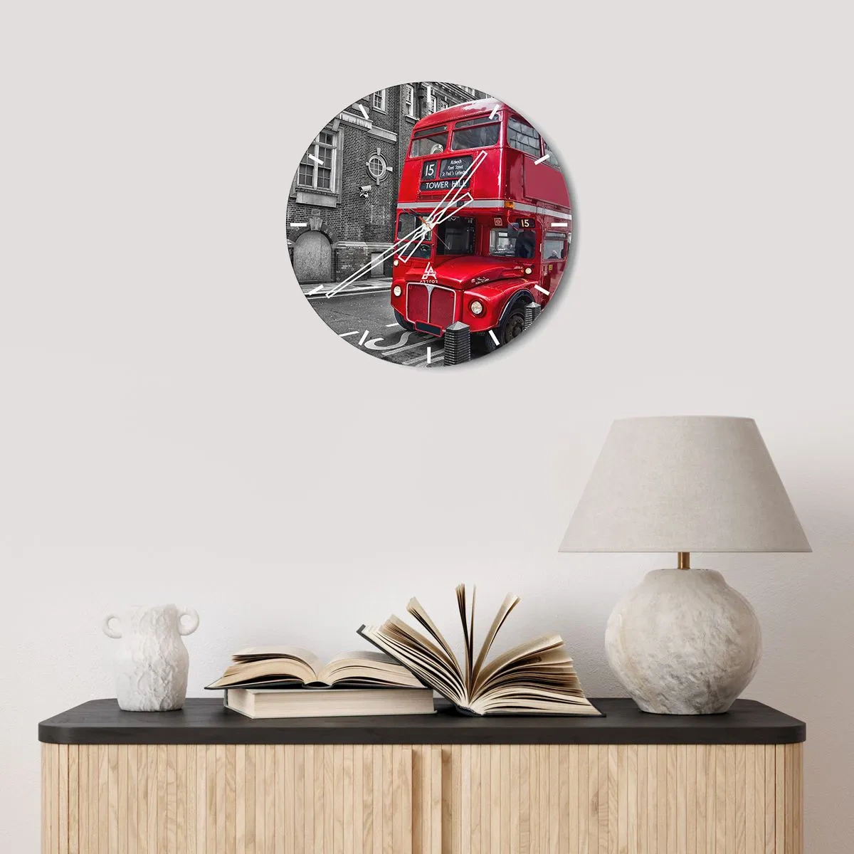 Horloge murale - Pendule murale - Un bus rouge londonien sur fond de bâtiments historiques - 30x30cm - Toujours la même chose - Décoration murale moderne pour le salon, la cuisine et la chambre ARTTOR