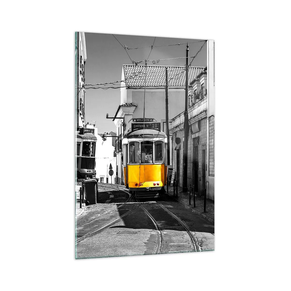 Impression sur verre - Image sur verre - Un tramway jaune dans les rues de Lisbonne dans un décor monochrome - 70x100cm - L'âme de Lisbonne - Décoration murale moderne pour le salon et la chambre ARTTOR