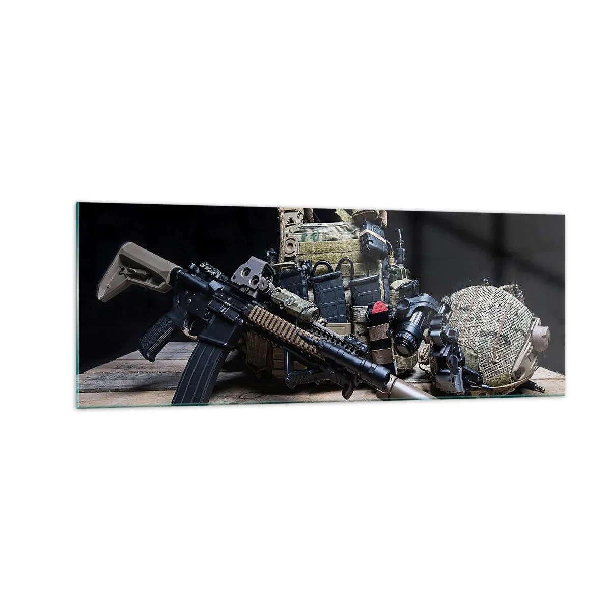 Impression sur verre - Image sur verre - Équipement tactique avec un fusil sur une table en bois - 140x50cm - Se reposer! - Décoration murale moderne pour le salon et la chambre ARTTOR
