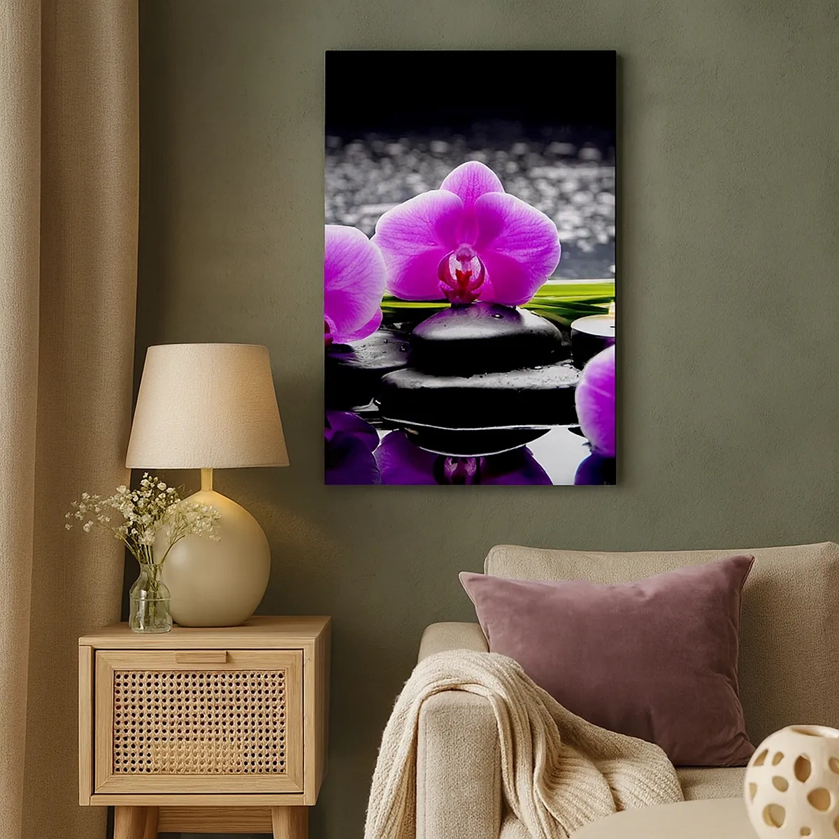 Impression sur toile - Image sur toile - Orchidées violettes sur fond de pierres et de bougies dans un cadre relaxant - 50x70cm - Se noyer dans la paix et la tranquillité - Décoration murale moderne pour le salon et la chambre ARTTOR