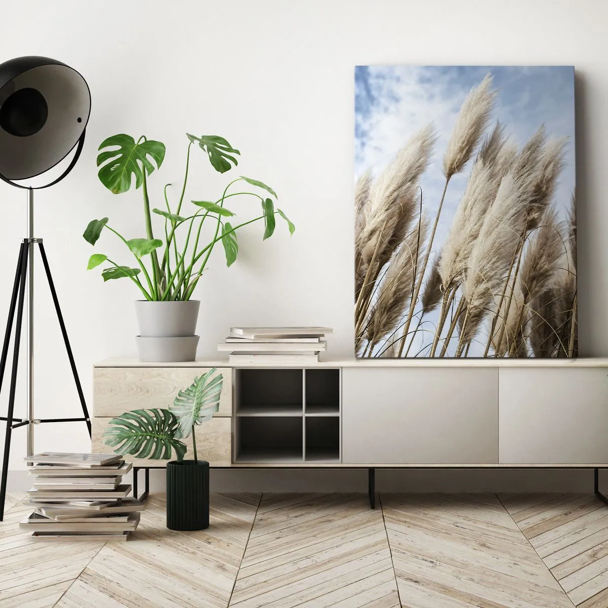 Impression sur toile - Image sur toile - Herbes de pampa délicates contre un ciel bleu avec des nuages légers - 50x70cm - Caresse ensoleillée et venteuse - Décoration murale moderne pour le salon et la chambre ARTTOR