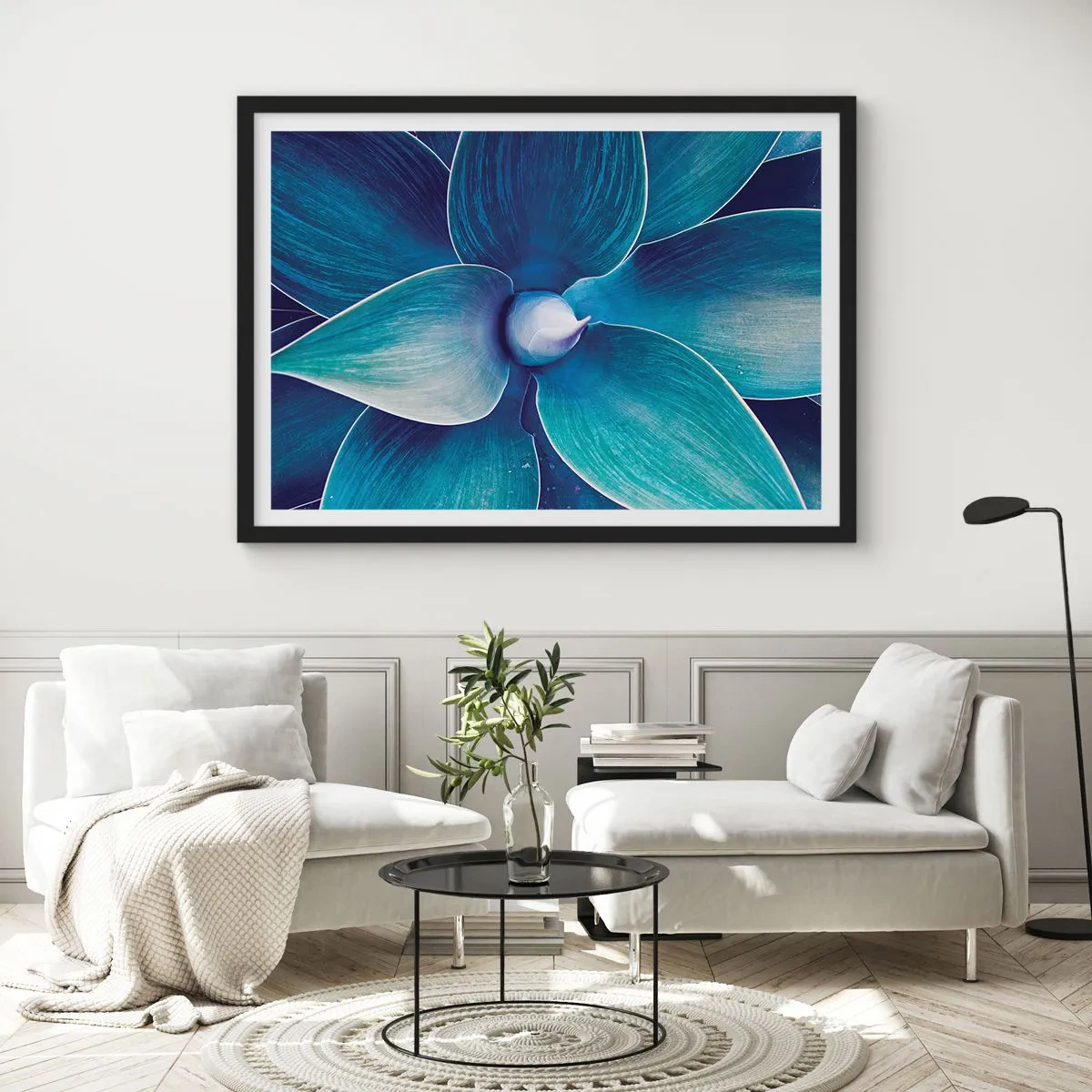 Affiche dans un cadre noir - Poster - Gros plan d'une fleur abstraite dans des tons de bleu - 70x50cm - Le bleu du ciel - Décoration murale moderne pour le salon et la chambre ARTTOR