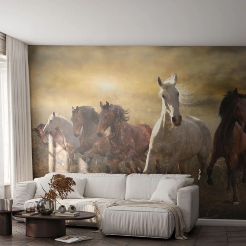 Papier Peint Photo Premium Sand - Chevaux courant contre le ciel doré - 100x70cm - Vive la liberté! - Décoration murale moderne pour le salon et la chambre ARTTOR