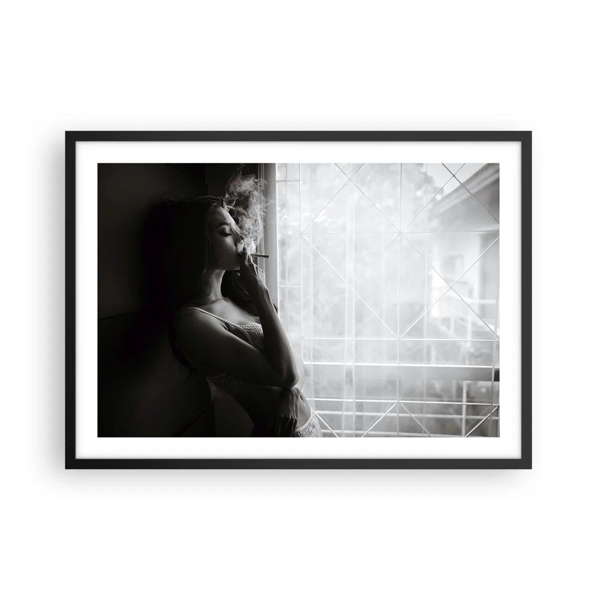 Affiche dans un cadre noir - Poster - Une femme dans une pose sensuelle sur une photographie en noir et blanc - 70x50cm - Vous sentez-vous libre ? - Décoration murale moderne pour le salon et la chambre ARTTOR