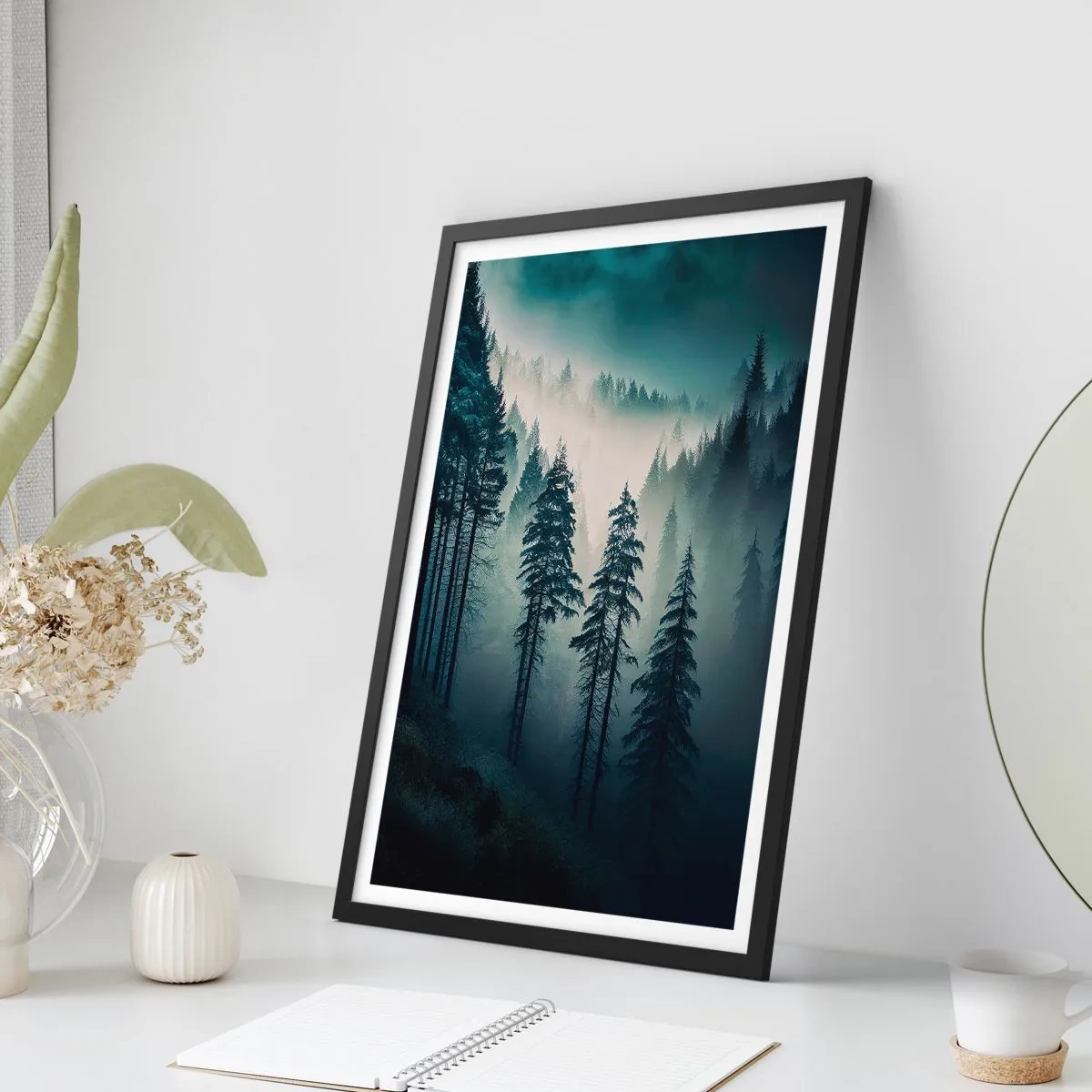 Affiche dans un cadre noir - Poster - Une forêt sombre enveloppée de brouillard - 50x70cm - Matin de montagne - Décoration murale moderne pour le salon et la chambre ARTTOR