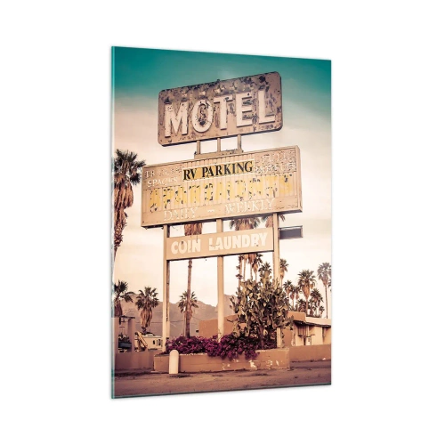 Impression sur verre - Image sur verre - Une vieille enseigne de motel entourée de palmiers crée une ambiance rétro - 50x70cm - Ici, le temps s'est arrêté - Décoration murale moderne pour le salon et la chambre ARTTOR