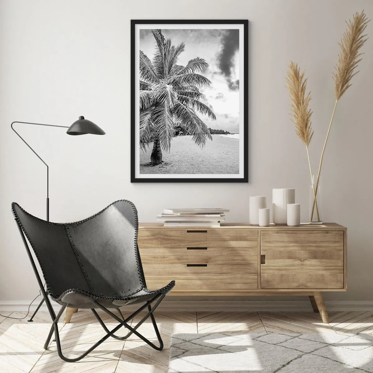 Affiche dans un cadre noir - Poster - Un palmier noir et blanc sur une plage déserte sous un ciel nuageux. - 50x70cm - Quand tu aspires à la solitude - Décoration murale moderne pour le salon et la chambre ARTTOR