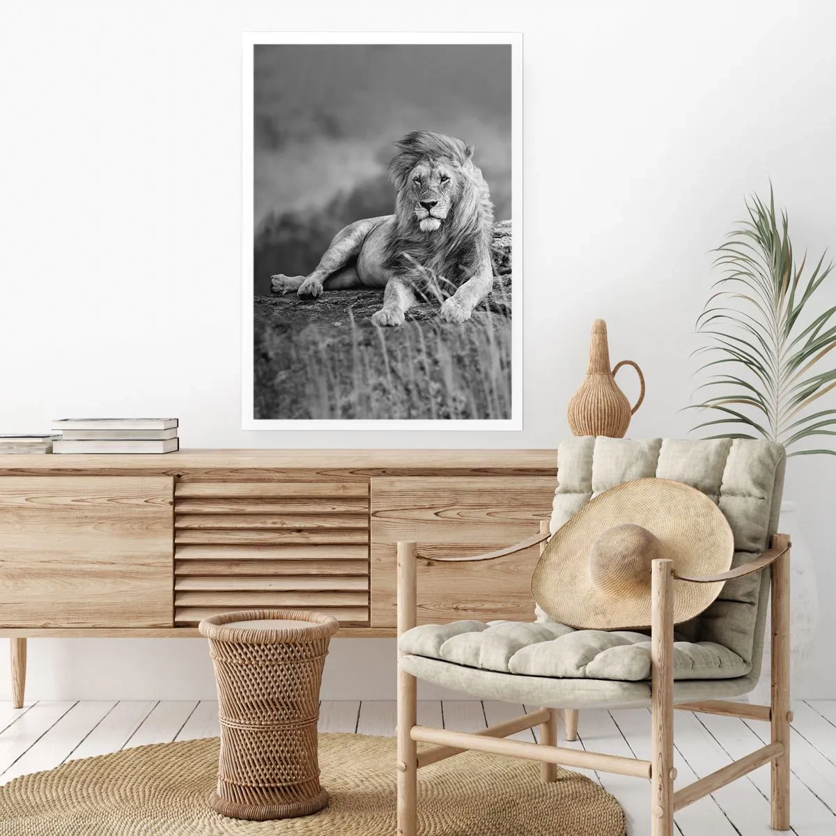 Affiche - Poster - Portrait noir et blanc d'un lion majestueux sur fond de savane - 50x70cm - Sieste royale - Décoration murale moderne pour le salon et la chambre ARTTOR