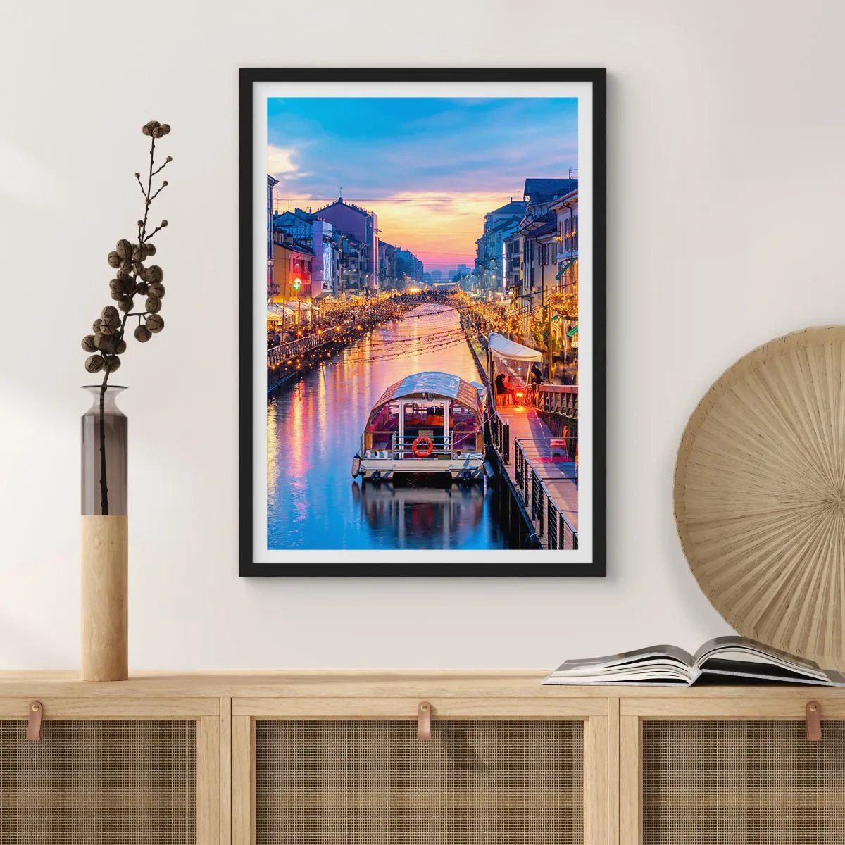 Affiche dans un cadre noir - Poster - Canal avec bateau et éclairage du soir dans un coucher de soleil pastel - 50x70cm - Soirée de lumière et de jeu - Décoration murale moderne pour le salon et la chambre ARTTOR