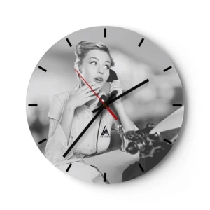 Horloge murale - Pendule murale - Femme avec un téléphone rétro devant une machine à écrire - 30x30cm - Hello! Ici les années 50 - Décoration murale moderne pour le salon, la cuisine et la chambre ARTTOR