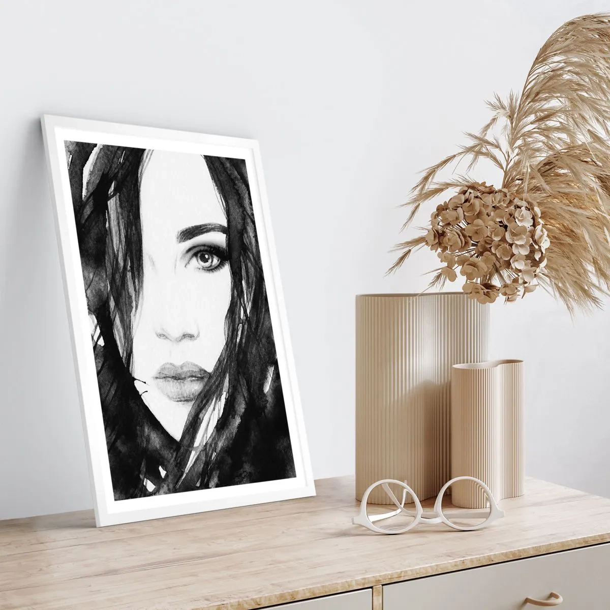 Affiche dans un cadre blanc - Poster - Portrait d'une dame en noir et blanc - 61x91 cm