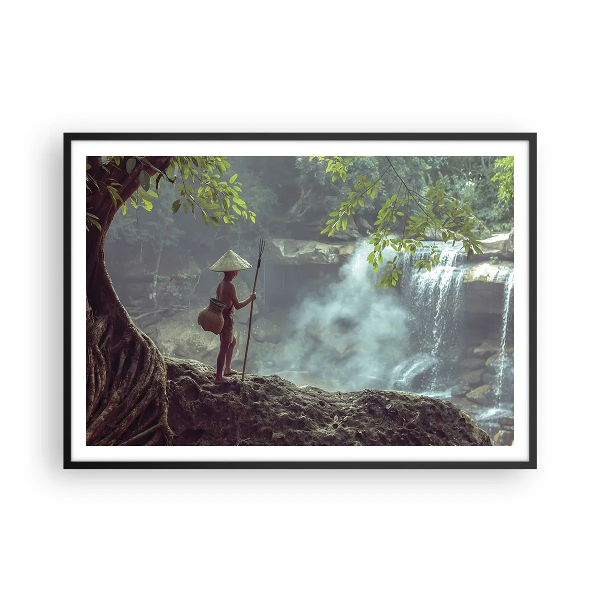 Affiche dans un cadre noir - Poster - Une figure avec une lance près d'une cascade dans une forêt tropicale - 100x70cm - Lier d'amitié avec la nature - Décoration murale moderne pour le salon et la chambre ARTTOR