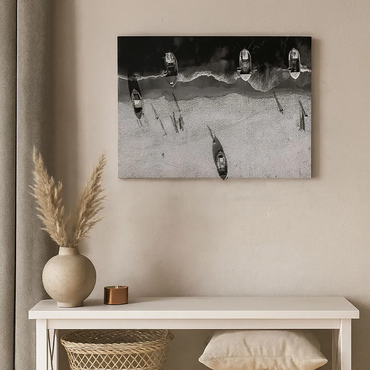 Impression sur toile - Image sur toile - Vue aérienne en noir et blanc de bateaux sur la plage - 70x50cm - Toujours sur le rivage… - Décoration murale moderne pour le salon et la chambre ARTTOR
