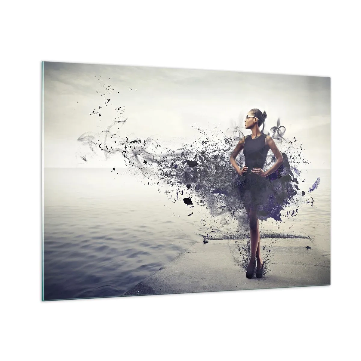 Impression sur verre - Image sur verre - Une femme dans une robe floue sur fond d'eau calme - 100x70cm - Vénus africaine - Décoration murale moderne pour le salon et la chambre ARTTOR