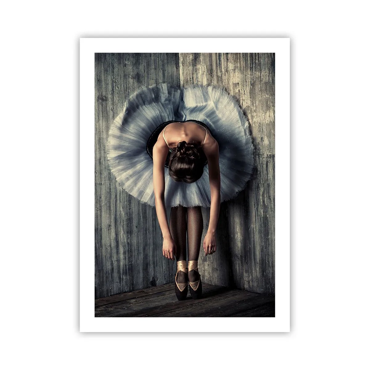 Affiche - Poster - Une ballerine élégante dans une pose classique contre un mur brut. - 50x70cm - Quand la musique s'arrête - Décoration murale moderne pour le salon et la chambre ARTTOR