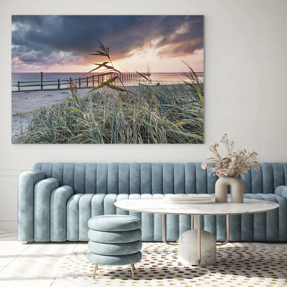 Impression sur verre - Image sur verre - La plage au coucher du soleil avec vue sur la jetée, entourée d'herbe - 100x70cm - Ça ne passe pas avec le vent - Décoration murale moderne pour le salon et la chambre ARTTOR