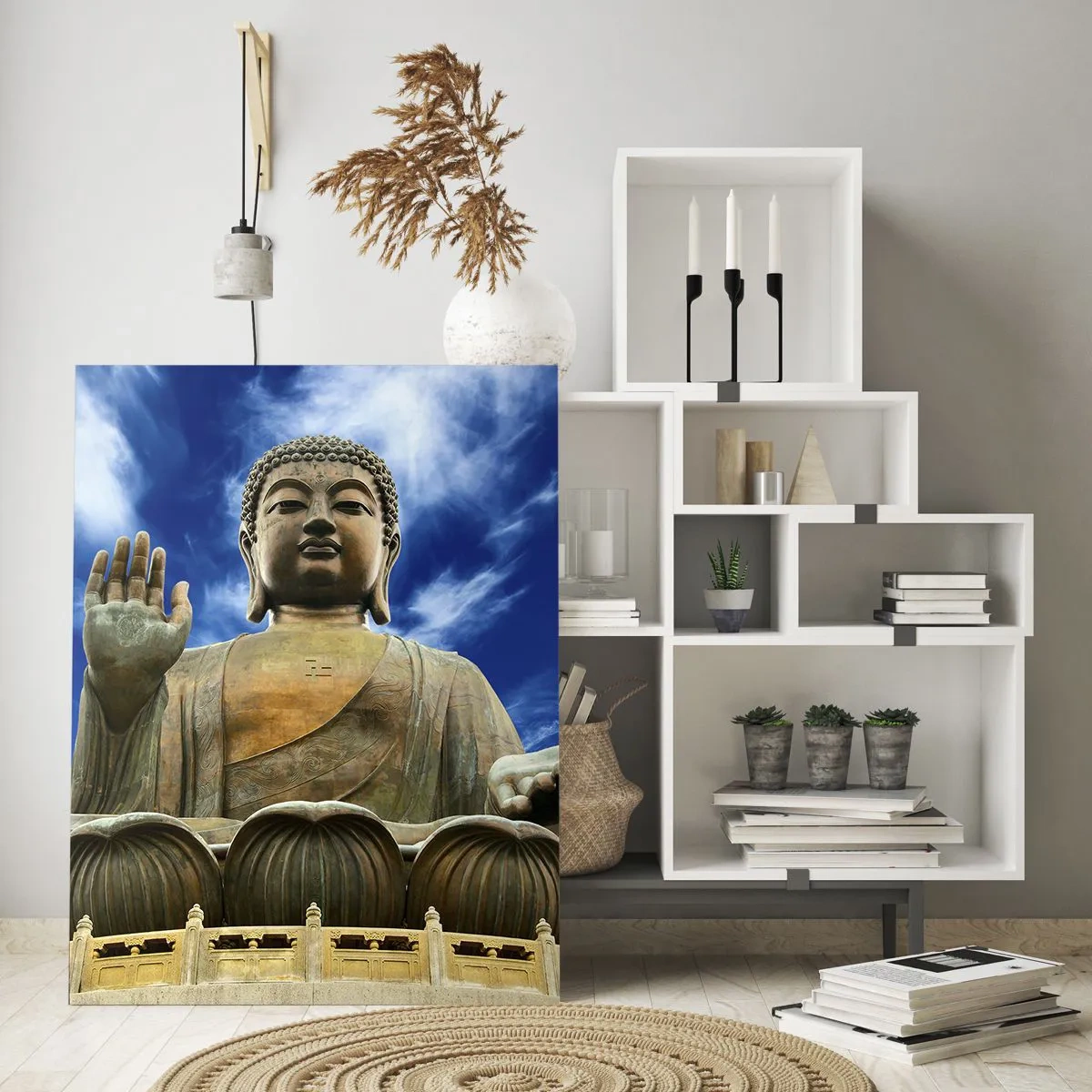 Impression sur verre - Image sur verre - Une statue monumentale de Bouddha contre un ciel bleu avec des nuages - 80x120cm - Vivre sans peur - Décoration murale moderne pour le salon et la chambre ARTTOR