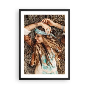 Affiche dans un cadre noir - Poster - Une femme de style bohème avec des dreadlocks et des ornements sur un fond d'herbe sèche. - 50x70cm - En route vers les années d'amour - Décoration murale moderne pour le salon et la chambre ARTTOR