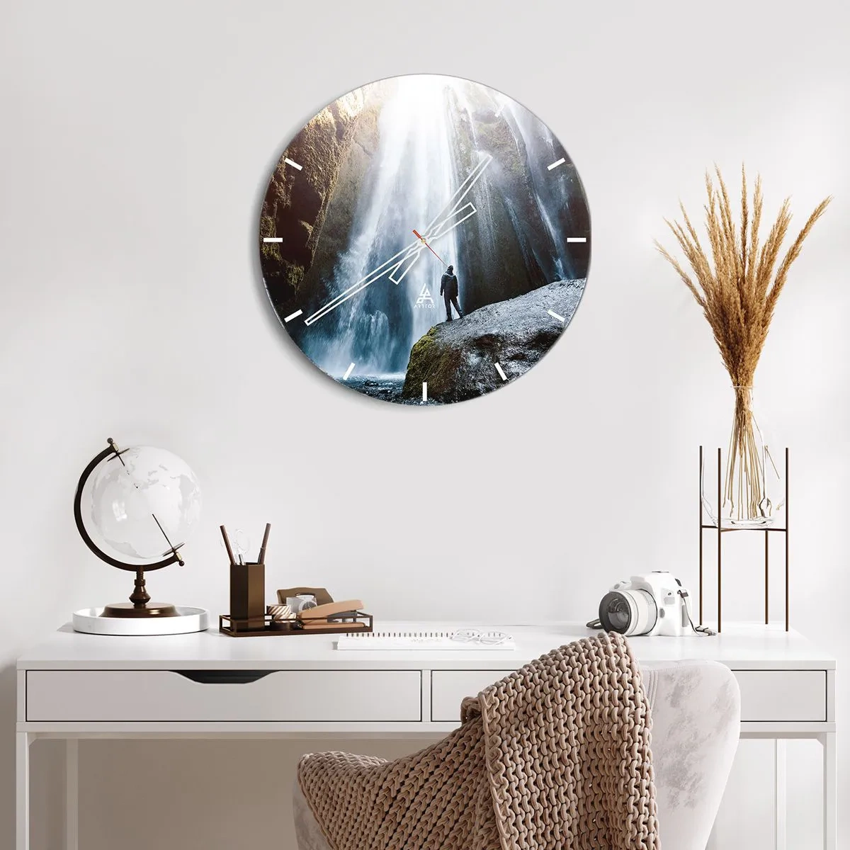 Horloge murale - Pendule murale - Une silhouette debout au pied d'une cascade au soleil - 30x30cm - Restauration des proportions - Décoration murale moderne pour le salon, la cuisine et la chambre ARTTOR