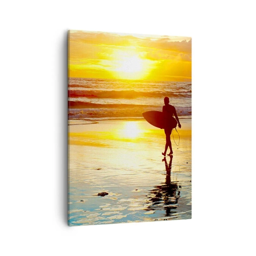 Impression sur toile - Image sur toile - Un surfeur marchant sur la plage au coucher du soleil avec une planche à la main. - 50x70cm - Le retour du guerrier - Décoration murale moderne pour le salon et la chambre ARTTOR