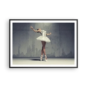 Affiche dans un cadre noir - Poster - Une danseuse de ballet en robe blanche contre un mur brut. - 100x70cm - Léger comme un oiseau - Décoration murale moderne pour le salon et la chambre ARTTOR