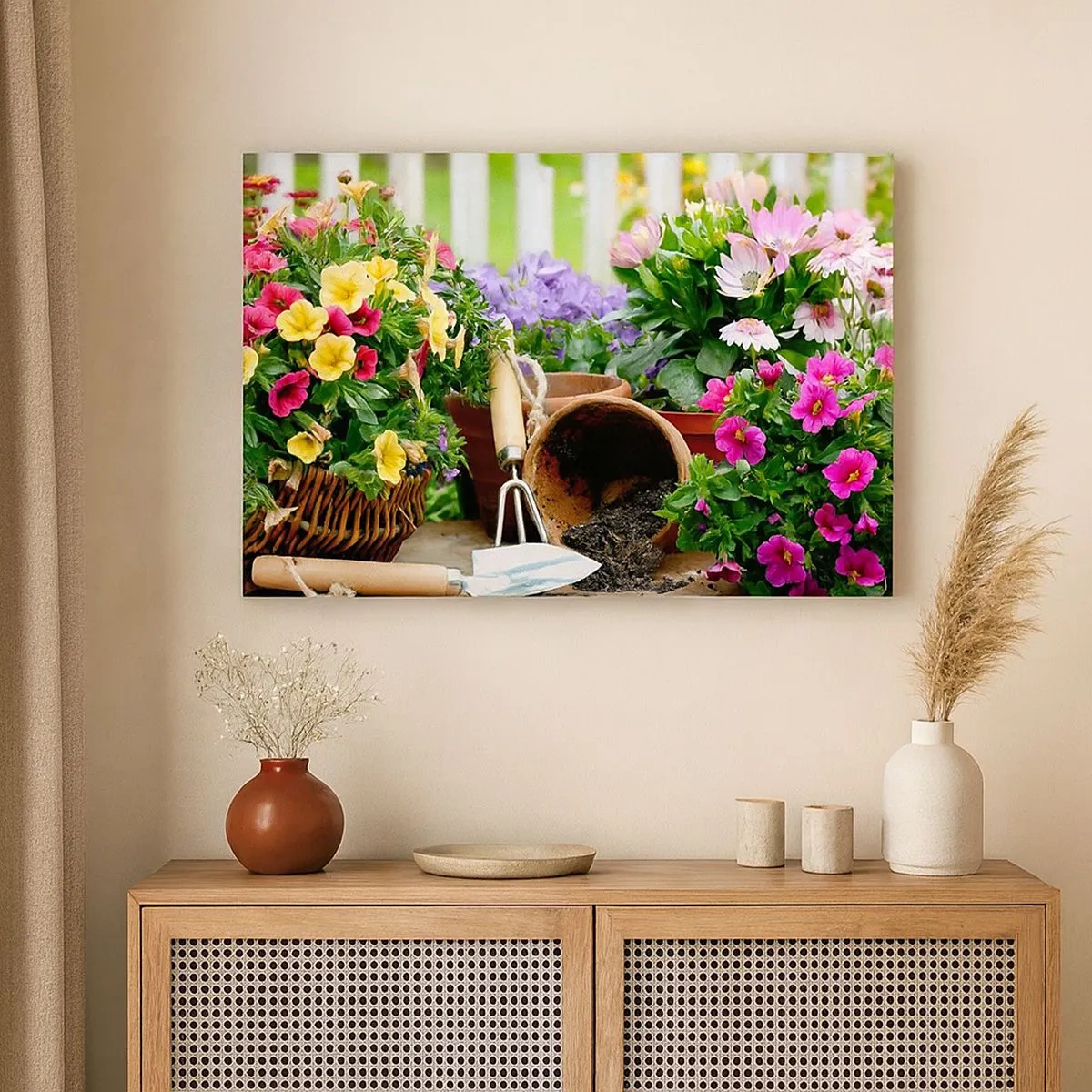 Impression sur toile - Image sur toile - Fleurs colorées dans des pots avec des outils de jardinage sur la table - 70x50cm - Le jardin de Zosia - Décoration murale moderne pour le salon et la chambre ARTTOR