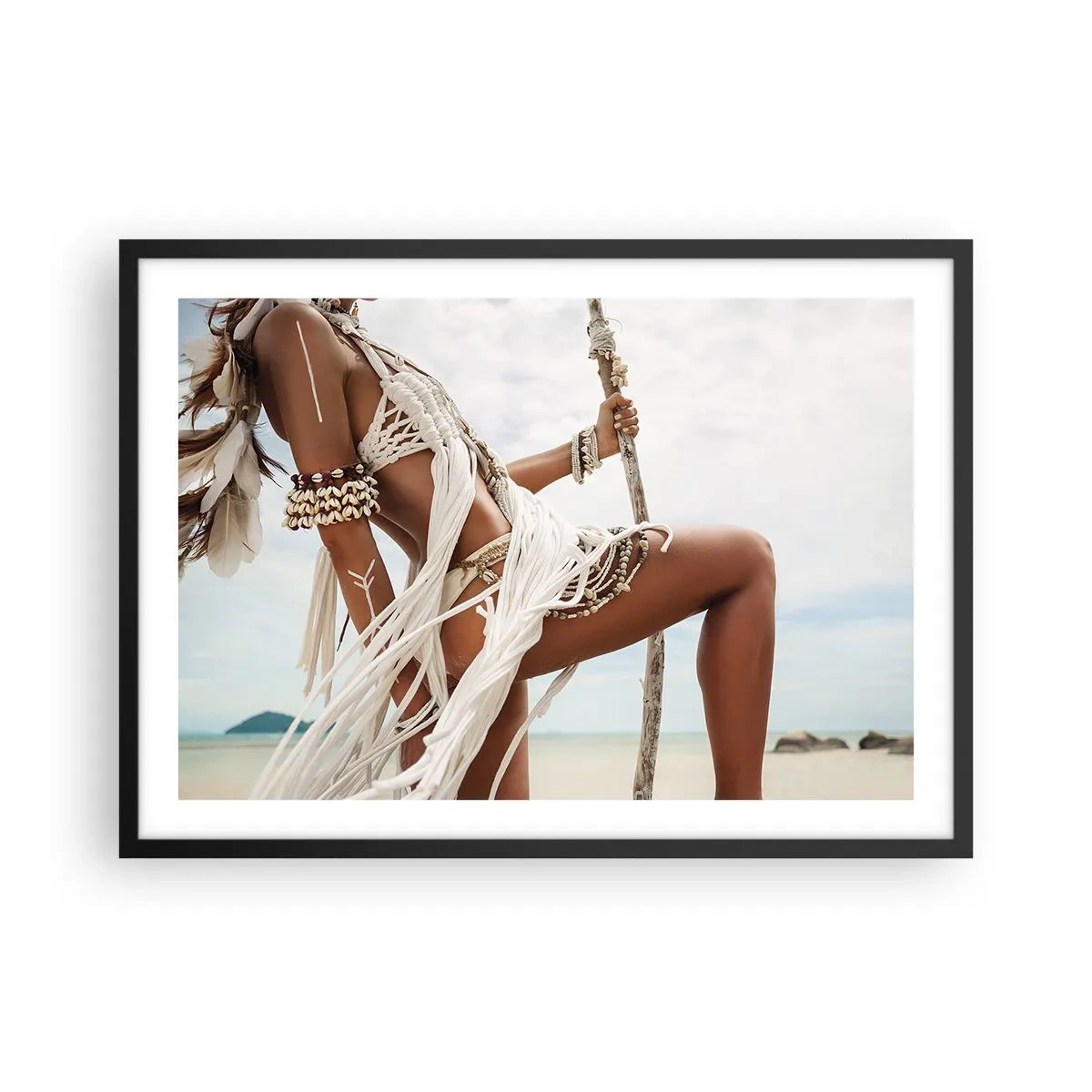 Affiche dans un cadre noir - Poster - Figure d'une femme portant des ornements et des vêtements ethniques sur fond de paysage tropical. - 70x50cm - Prêtresse du soleil - Décoration murale moderne pour le salon et la chambre ARTTOR