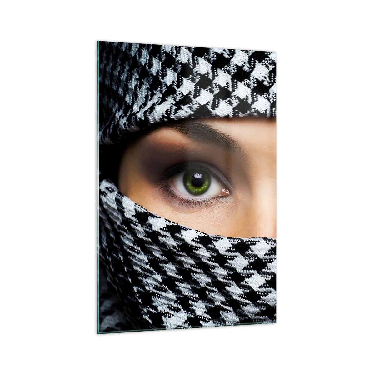 Impression sur verre - Image sur verre - Les yeux verts d'une femme sont cachés derrière un tissu à motifs en noir et blanc. - 70x100cm - Un portrait d'une beauté voilée aux yeux verts - Décoration murale moderne pour le salon et la chambre ARTTOR