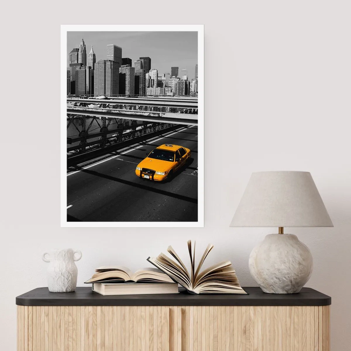 Affiche - Poster - Un taxi jaune sur un fond de ville noir et blanc - 50x70cm - Couleur de la grande ville - Décoration murale moderne pour le salon et la chambre ARTTOR