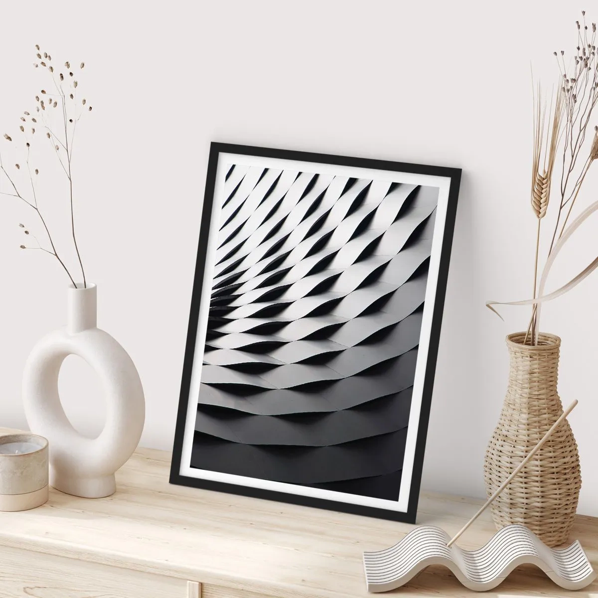 Affiche dans un cadre noir - Poster - Photographie abstraite d'une structure avec un motif noir et blanc - 50x70cm - A la surface des vagues - Décoration murale moderne pour le salon et la chambre ARTTOR