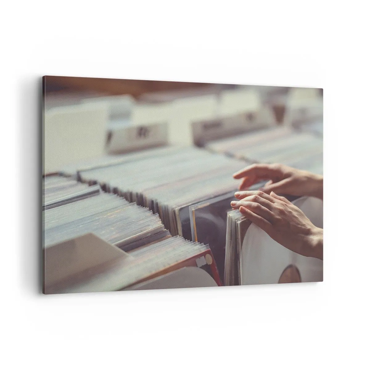 Impression sur toile - Image sur toile - Mains regardant à travers une collection de vinyles - 100x70cm - A la recherche d'émotions - Décoration murale moderne pour le salon et la chambre ARTTOR