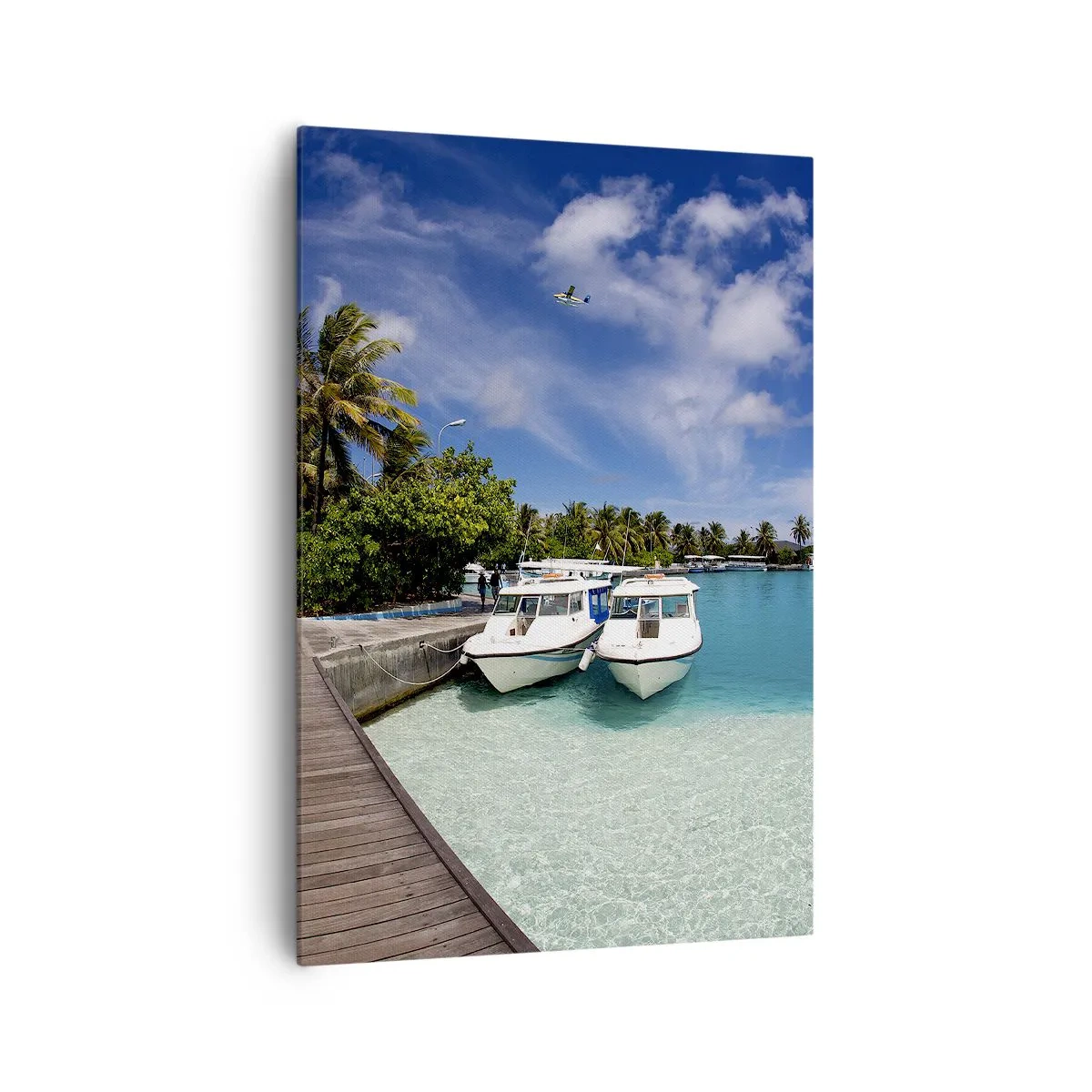 Impression sur toile - Image sur toile - Une jetée sur une mer turquoise avec des bateaux et des palmiers - 70x100cm - Et cependant, le paradis existe bien - Décoration murale moderne pour le salon et la chambre ARTTOR