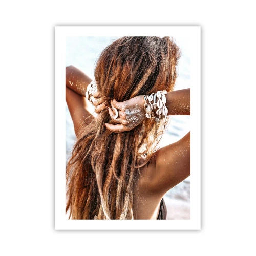 Affiche - Poster - Une femme aux cheveux longs décorée de coquillages au bord de la mer - 50x70cm - La soeur de l'eau et du soleil - Décoration murale moderne pour le salon et la chambre ARTTOR