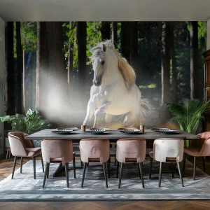 Papier Peint Photo Premium Sand - Un cheval blanc galopant dans une clairière forestière - 100x70cm - Comme dans un roman fantastique - Décoration murale moderne pour le salon et la chambre ARTTOR