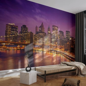 Papier Peint Photo Premium Sand - Panorama de la ville la nuit avec un pont et le reflet des lumières dans l'eau - 100x70cm - Manhathann or violet - Décoration murale moderne pour le salon et la chambre ARTTOR