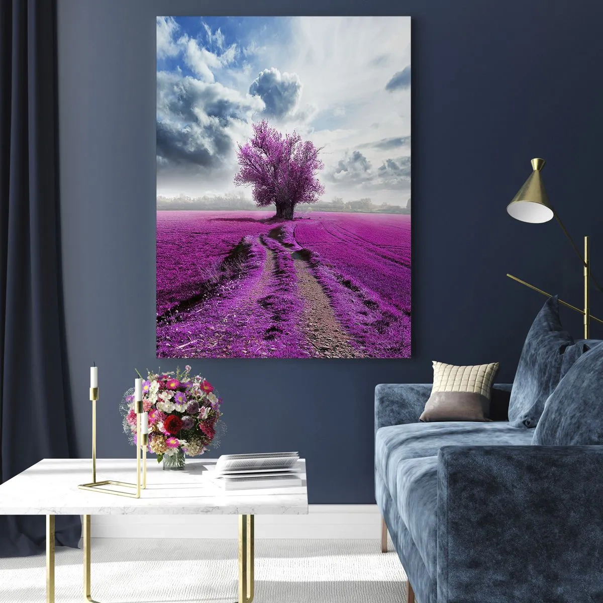 Impression sur verre - Image sur verre - Un arbre dans un champ de bruyère sous un ciel dynamique - 50x70cm - Lande - nature sauvage - Décoration murale moderne pour le salon et la chambre ARTTOR