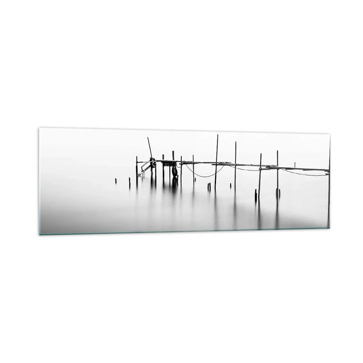 Impression sur verre - Image sur verre - Une jetée noire et blanche immergée dans un paysage brumeux - 160x50cm - Et s'il n'y avait pas de monde ? - Décoration murale moderne pour le salon et la chambre ARTTOR