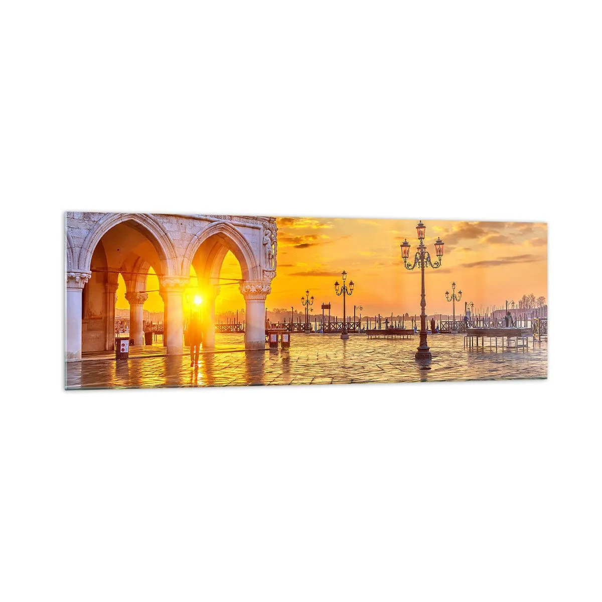 Impression sur verre - Image sur verre - Coucher de soleil doré sur la place de la ville avec des arcades et des lampes - 160x50cm - Où est tout le monde? - Décoration murale moderne pour le salon et la chambre ARTTOR